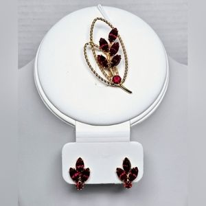 Vintage Gold Tone Ruby Red Rhinestone Brooch Clip On Earrings Jewelry Set